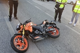 Motosiklet yayaya çarptı; 1’i ağır 2 yaralı