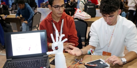 Liseliler, ellerini kaybedenler için ‘robot el’ geliştirdi