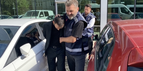 Saç kurutma makinesi ile şarj aletine gizlenmiş uyuşturucu ele geçirildi; avukat ile arkadaşı tutuklandı