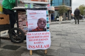 Seyyar tezgahına ‘Vatan haini geberdi’ yazısı asıp tatlı dağıttı