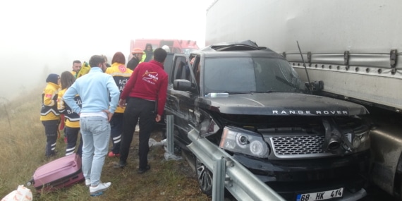TIR, emniyet şeridinde duran cipe çarptı; 3 yaralı