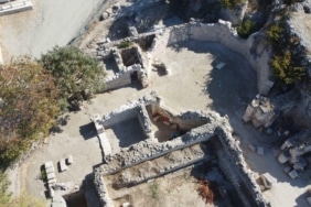 Alexandria Troas Antik Kenti'nde, 1850 yıllık polygonal yapı eski formuna kavuşturuluyor