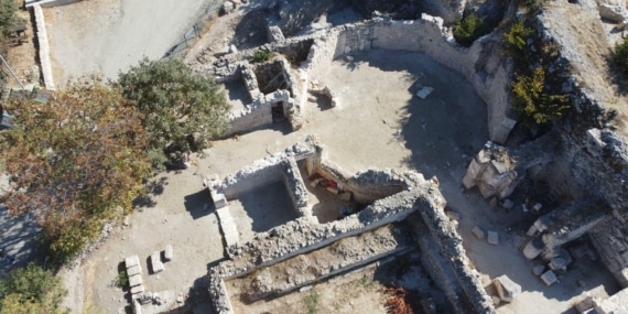 Alexandria Troas Antik Kenti’nde, 1850 yıllık polygonal yapı eski formuna kavuşturuluyor
