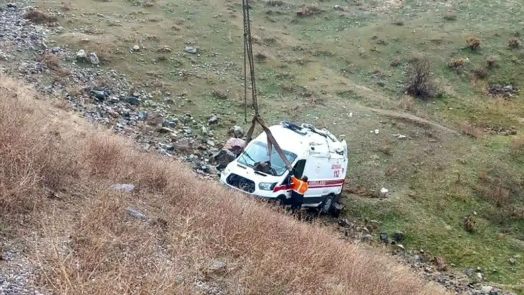 Bitlis'te Trafik Kazası: 3'ü Sağlık Personeli 11 Yaralı (resim 5) – saglikhaberi.net