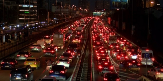 İstanbul- İstanbul’da haftanın son iş gününde trafik yüzde 80’e ulaştı