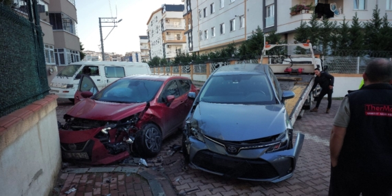 İki otomobil kavşakta çarpıştı: 1’i çocuk, 3 yaralı