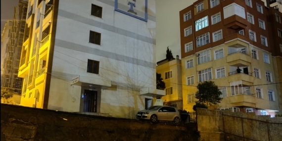 İstanbul-Kartal’da toprak kayması; otomobil inşaatın temel çukuruna düştü