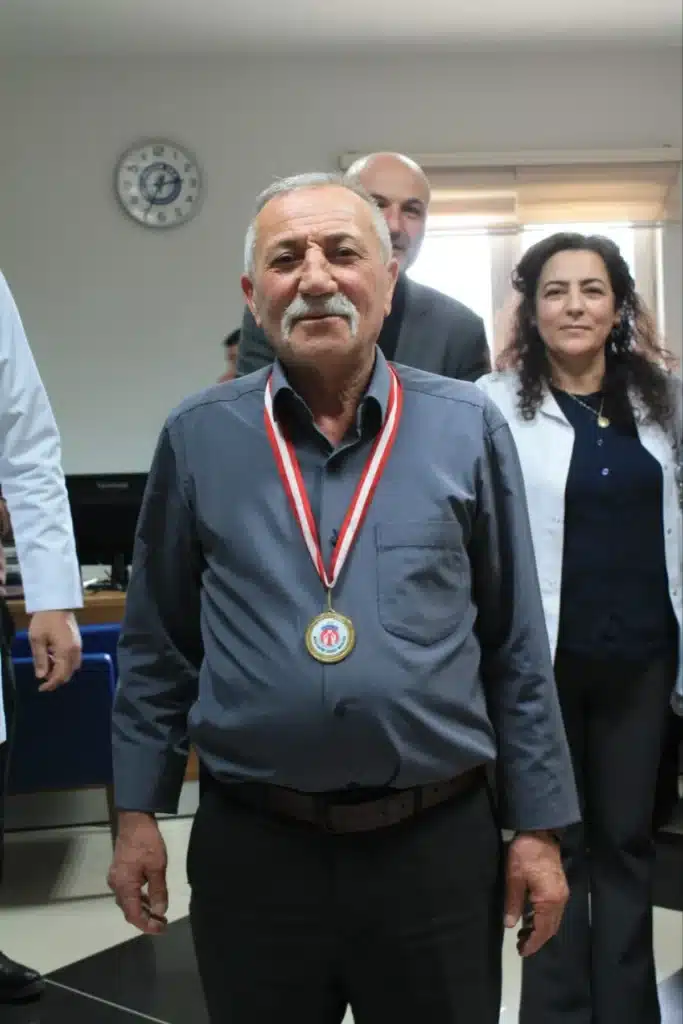 Çorum'da 36 Yıldır Mesaiye Erken Başlayan Çalışana Onur Madalyası (resim 5) – saglikhaberi.net