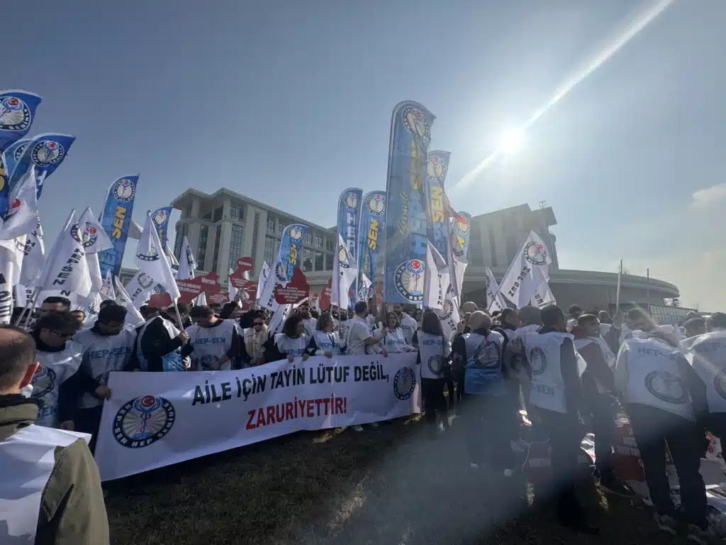SON DAKİKA: HEP-SEN Yüzlerce Üyesiyle Sağlık Bakanlığı'nın Önünde! (resim 5) – saglikhaberi.net