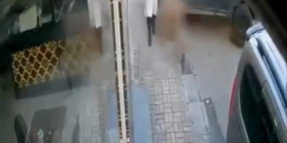 İstanbul- Bayrampaşa’da cip binaya çarptı; bir kişi altında kalmaktan sonda kurtuldu