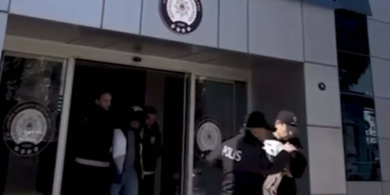 İzmir’de iş yeri kurşunlayan 2 şüpheli tutuklandı