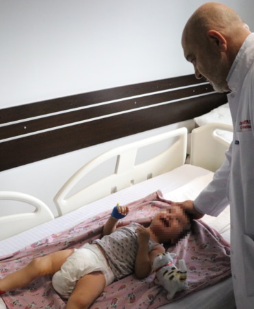 2 yaşındaki çocuğa, yanağından alınan yama ile idrar kanalı oluşturuldu