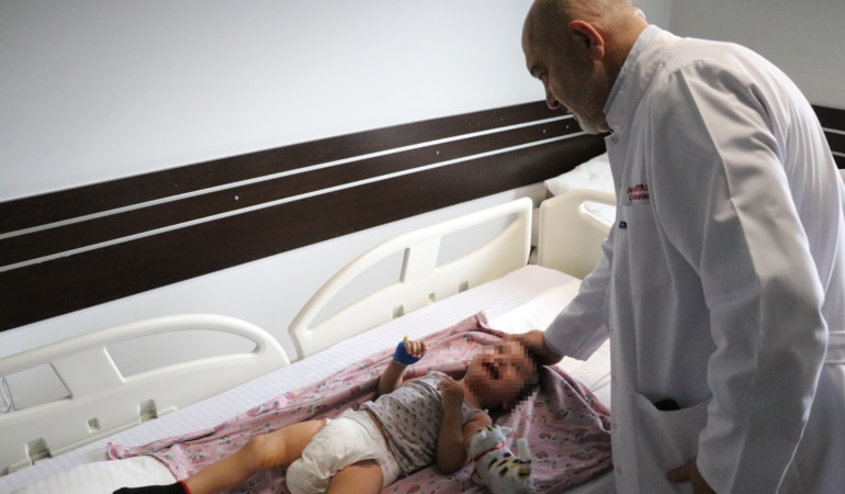 2 yaşındaki çocuğa, yanağından alınan yama ile idrar kanalı oluşturuldu