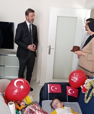 Hidrosefali hastası Göktuğ'a 23 Nisan ziyareti