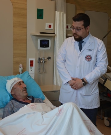 Atardamar ve toplardamarın beyinde oluşturduğu 'damar yumağı’nı 5 saatte temizlediler