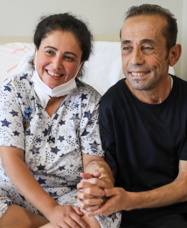 Doktorları, 2'şer kez böbrek nakli olan çifti 'mucize' diye tanımladı