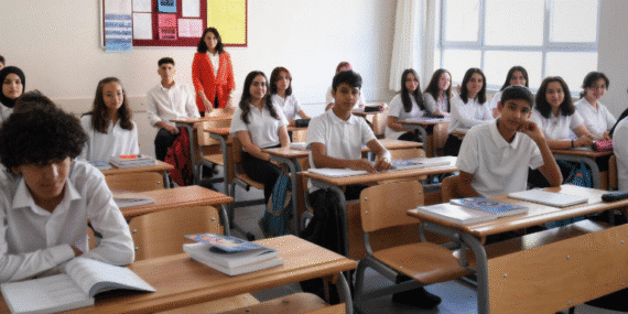 Lisede Zorunlu Eğitim Değişiyor mu? MEB’den Yeni Müfredat Hamlesi