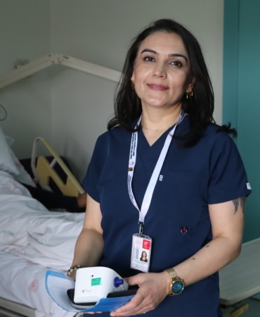 Sibel Hemşire, hastalara sesiyle deva oluyor