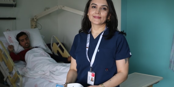Sibel Hemşire, hastalara sesiyle deva oluyor