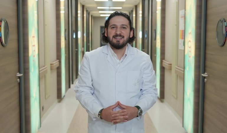 ‘Skolyoz tedavi edilmezse kalıcı sağlık problemlerine yol açabilir’