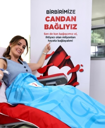 Ünlü isimler Kızılay’a kan verdi, Türkiye’ye çağrıda bulundu