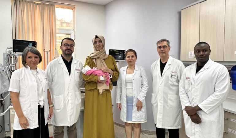 Aort damarı yırtılan hamile kadın, acil alındığı ameliyatla hem sağlığına hem bebeğine kavuştu