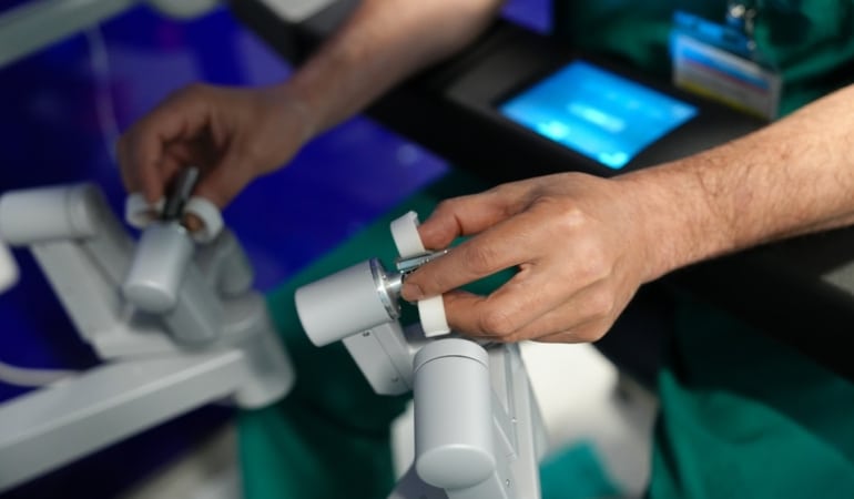 ‘Robot destekli cerrahi, iyileşme süresini minimuma indiriyor’