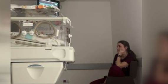 Pediatri doktorunun kuvöz başındaki nöbeti sosyal medyada ilgi gördü