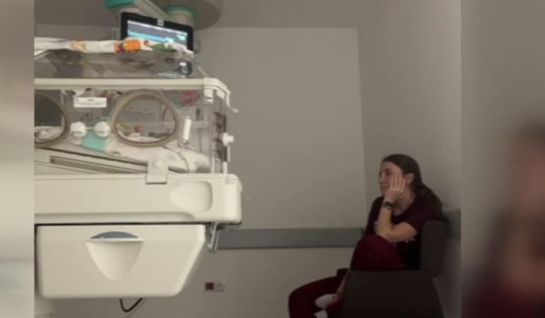 Pediatri doktorunun kuvöz başındaki nöbeti sosyal medyada ilgi gördü